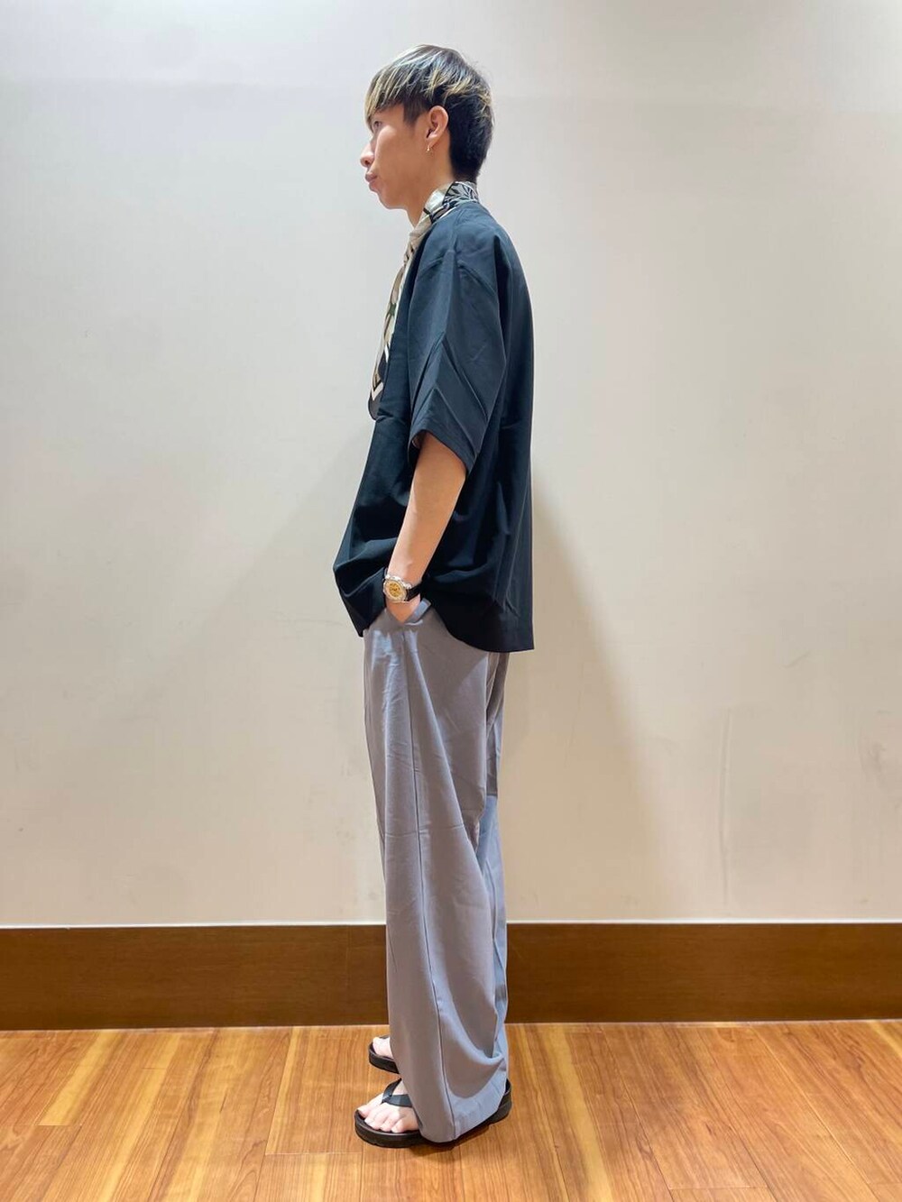 ホワイト系のTシャツ/カットソー、グレー系のその他パンツ、ブラック系のTシャツ/カットソーを着用したメンズの夏コーディネートの2枚目の写真