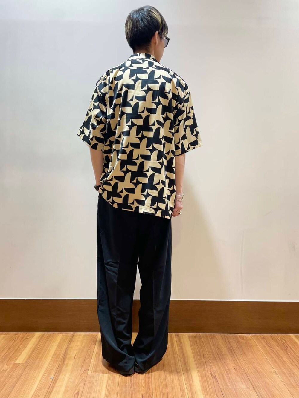 ホワイト系のTシャツ/カットソー、ブラック系のその他パンツ、その他のシャツ/ブラウスを着用したメンズの夏コーディネートの3枚目の写真