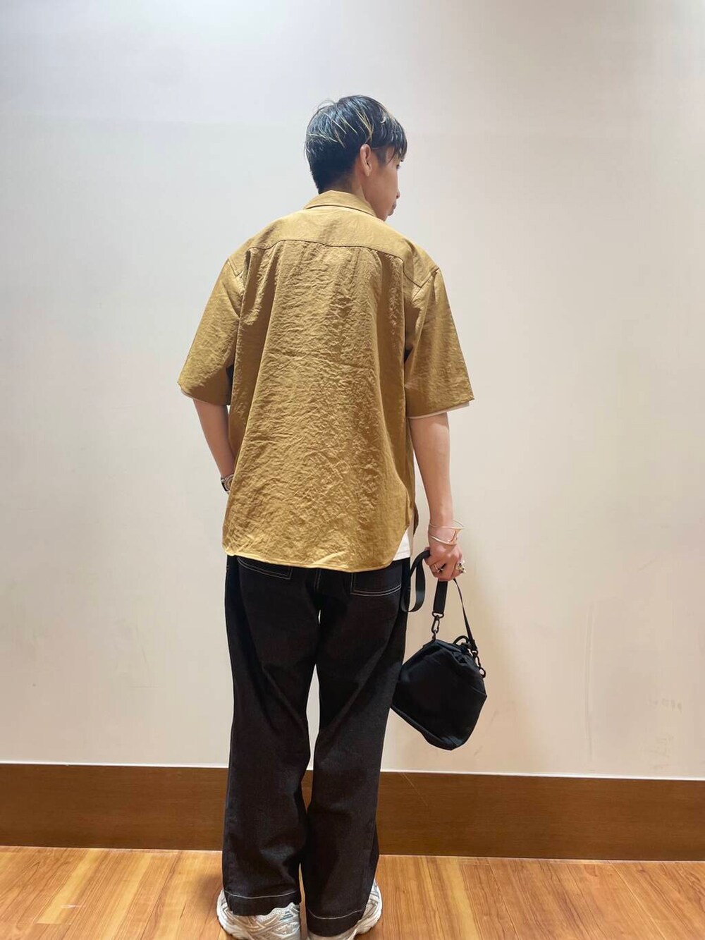 ホワイト系のTシャツ/カットソー、ブラック系のショルダーバッグ、ブラック系のデニムパンツを着用したメンズの夏コーディネートの3枚目の写真