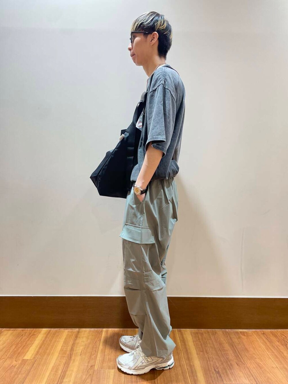 ホワイト系のTシャツ/カットソー、ブラック系のショルダーバッグ、グレー系のカーゴパンツを着用したメンズの夏コーディネートの2枚目の写真