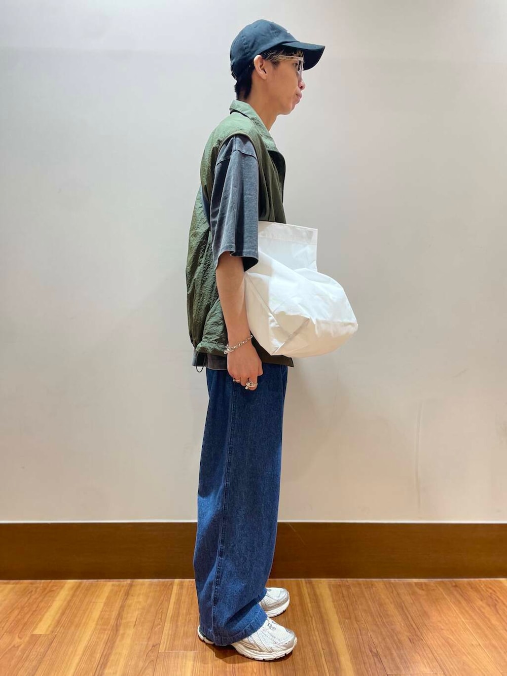 ホワイト系のTシャツ/カットソー、ホワイト系のショルダーバッグ、グリーン系のその他アウターを着用したメンズの夏コーディネートの4枚目の写真