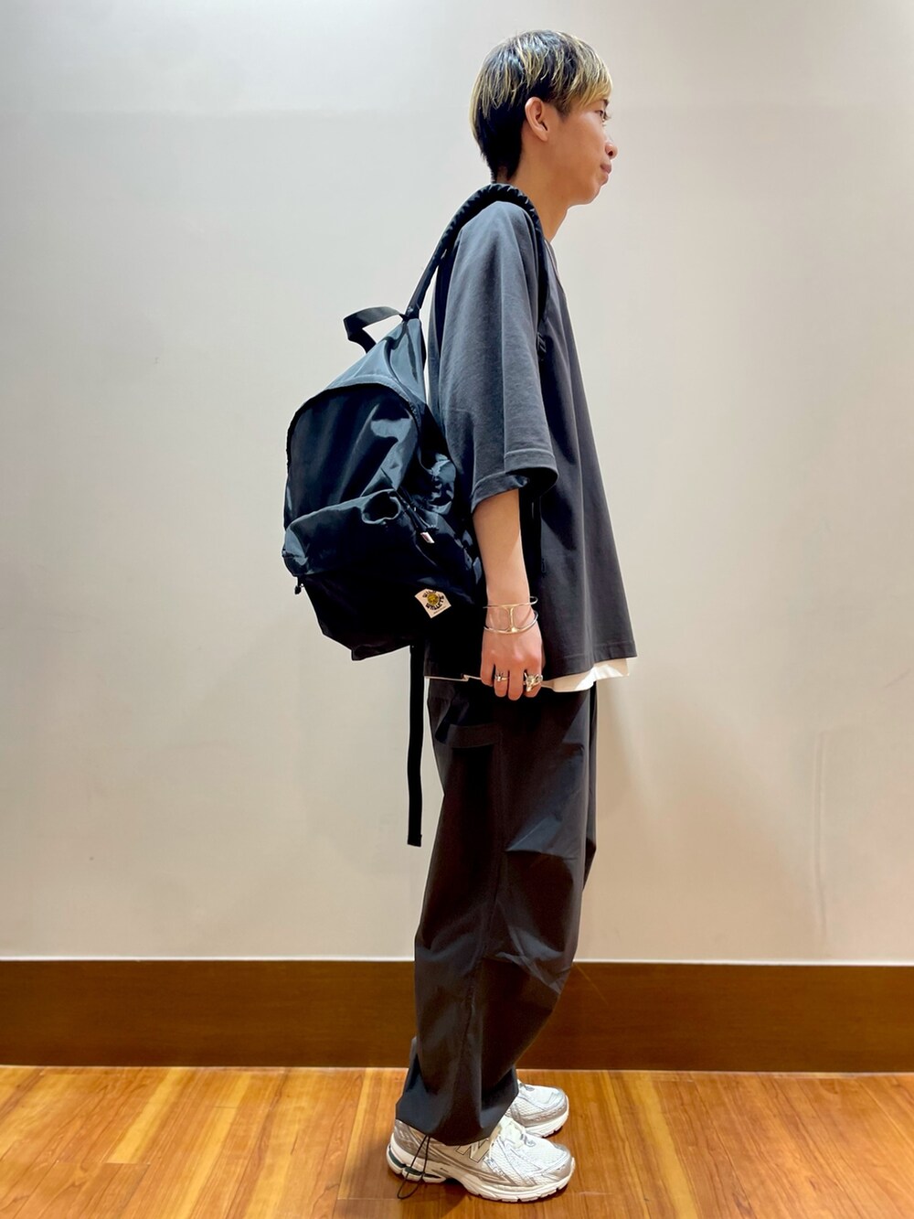 グレー系のその他パンツ、ホワイト系のTシャツ/カットソー、ブラック系のバックパック/リュックを着用したメンズの夏コーディネートの3枚目の写真