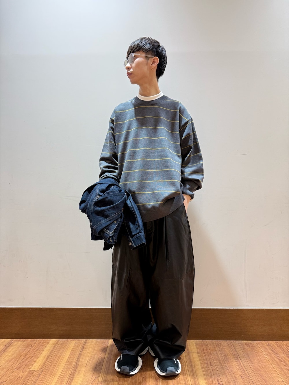 グレー系のニット/セーター、ブルー系のデニムジャケット、ホワイト系のTシャツ/カットソーを着用したメンズの秋コーディネートの5枚目の写真