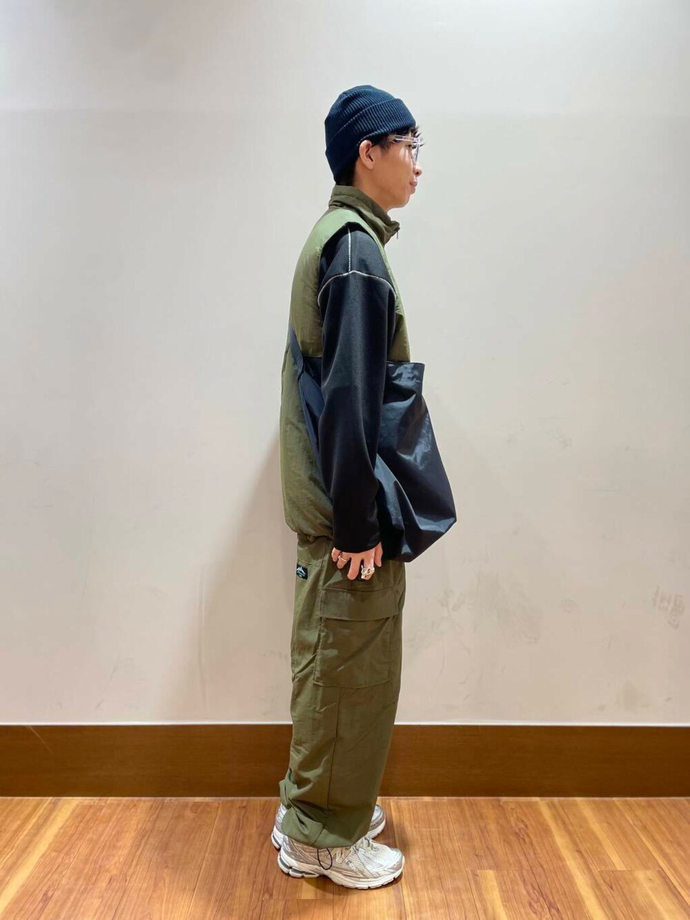 ホワイト系のTシャツ/カットソー、グリーン系のその他パンツ、グリーン系のダウンベストを着用したメンズの秋コーディネートの4枚目の写真