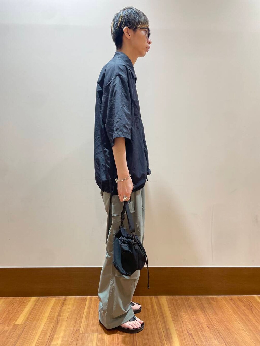 ホワイト系のTシャツ/カットソー、グレー系のその他パンツ、ブラック系のシャツ/ブラウスを着用したメンズの夏コーディネートの4枚目の写真