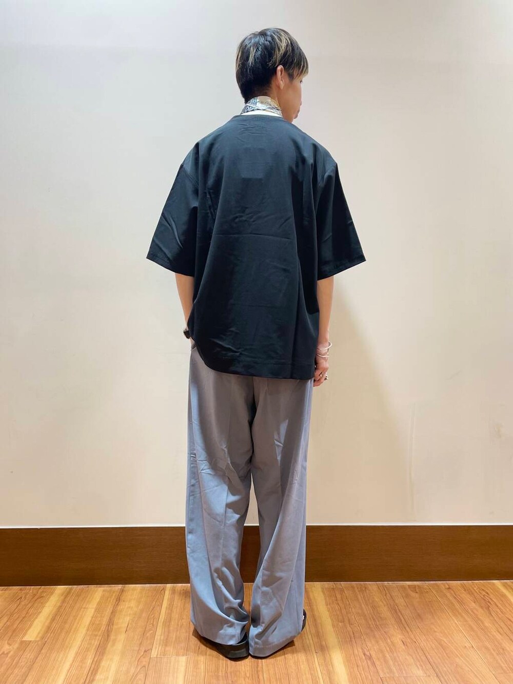 ホワイト系のTシャツ/カットソー、グレー系のその他パンツ、ブラック系のTシャツ/カットソーを着用したメンズの夏コーディネートの3枚目の写真