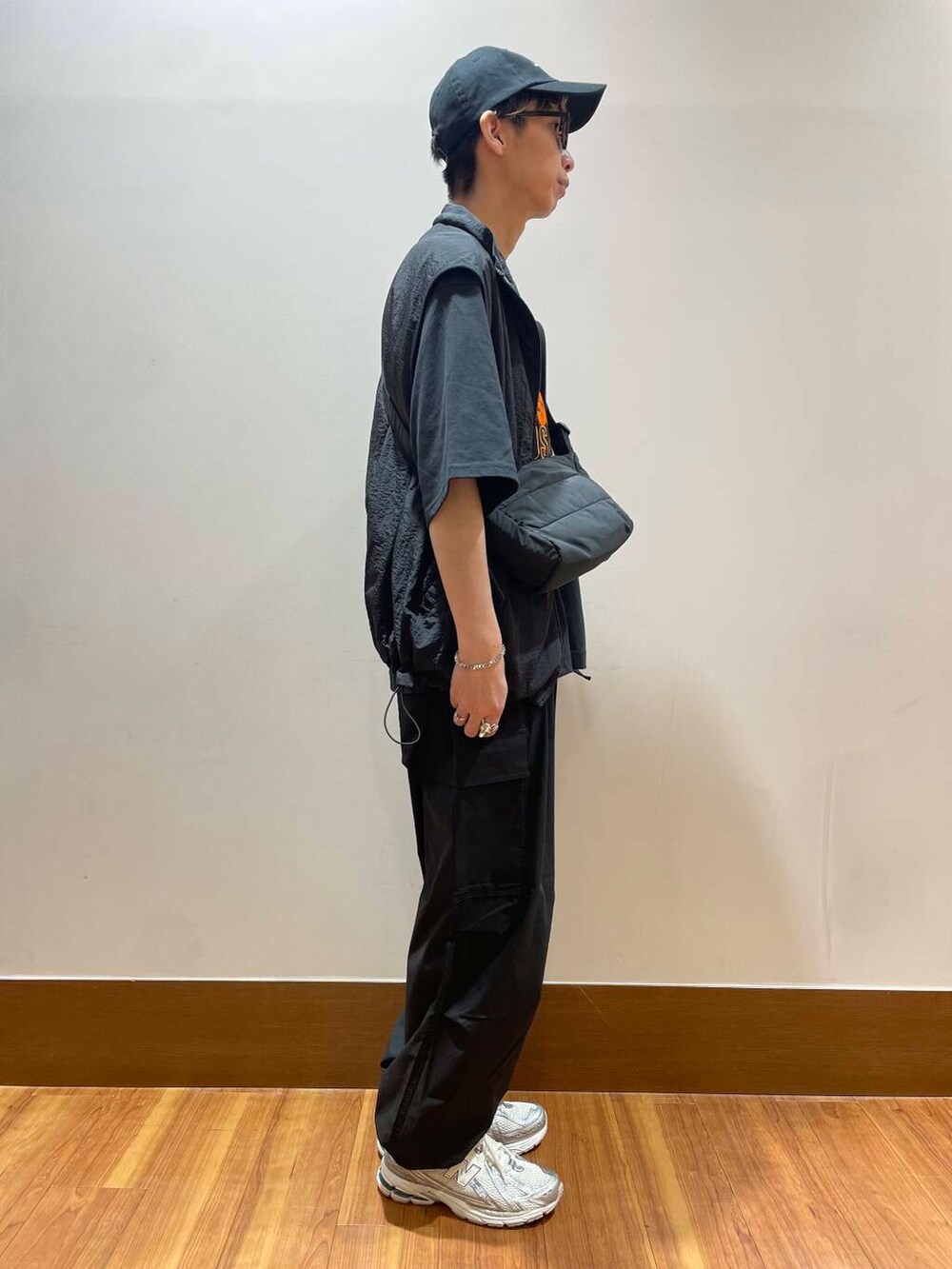 ブラック系のショルダーバッグ、ブラック系のその他アウター、ブラック系のその他パンツを着用したメンズの夏コーディネートの4枚目の写真