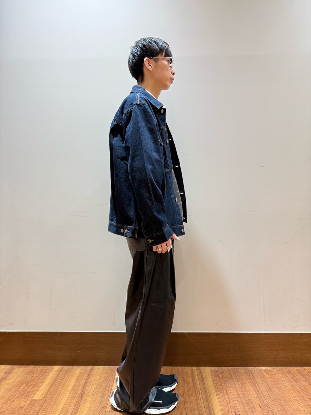 グレー系のニット/セーター、ブルー系のデニムジャケット、ホワイト系のTシャツ/カットソーを着用したメンズの秋コーディネートの4枚目の写真