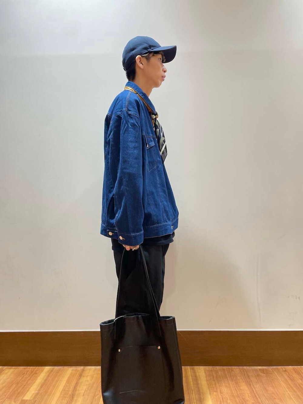 ホワイト系のTシャツ/カットソー、ブラック系のトートバッグ、ブラック系のTシャツ/カットソーを着用したメンズの夏コーディネートの4枚目の写真