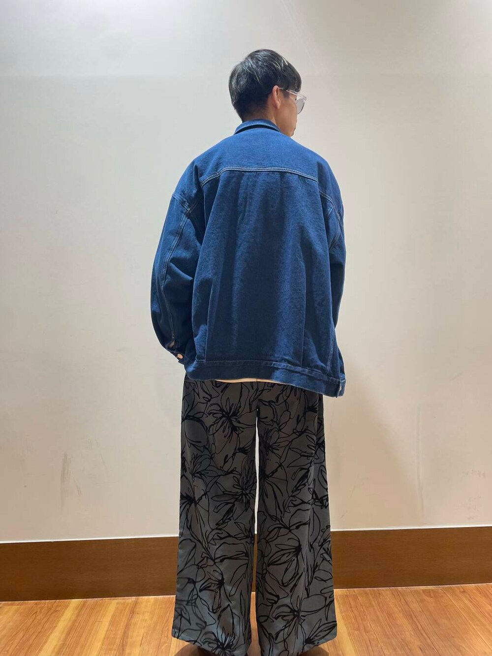 ホワイト系のTシャツ/カットソー、ブルー系のデニムジャケット、ホワイト系のTシャツ/カットソーを着用したメンズの秋コーディネートの3枚目の写真