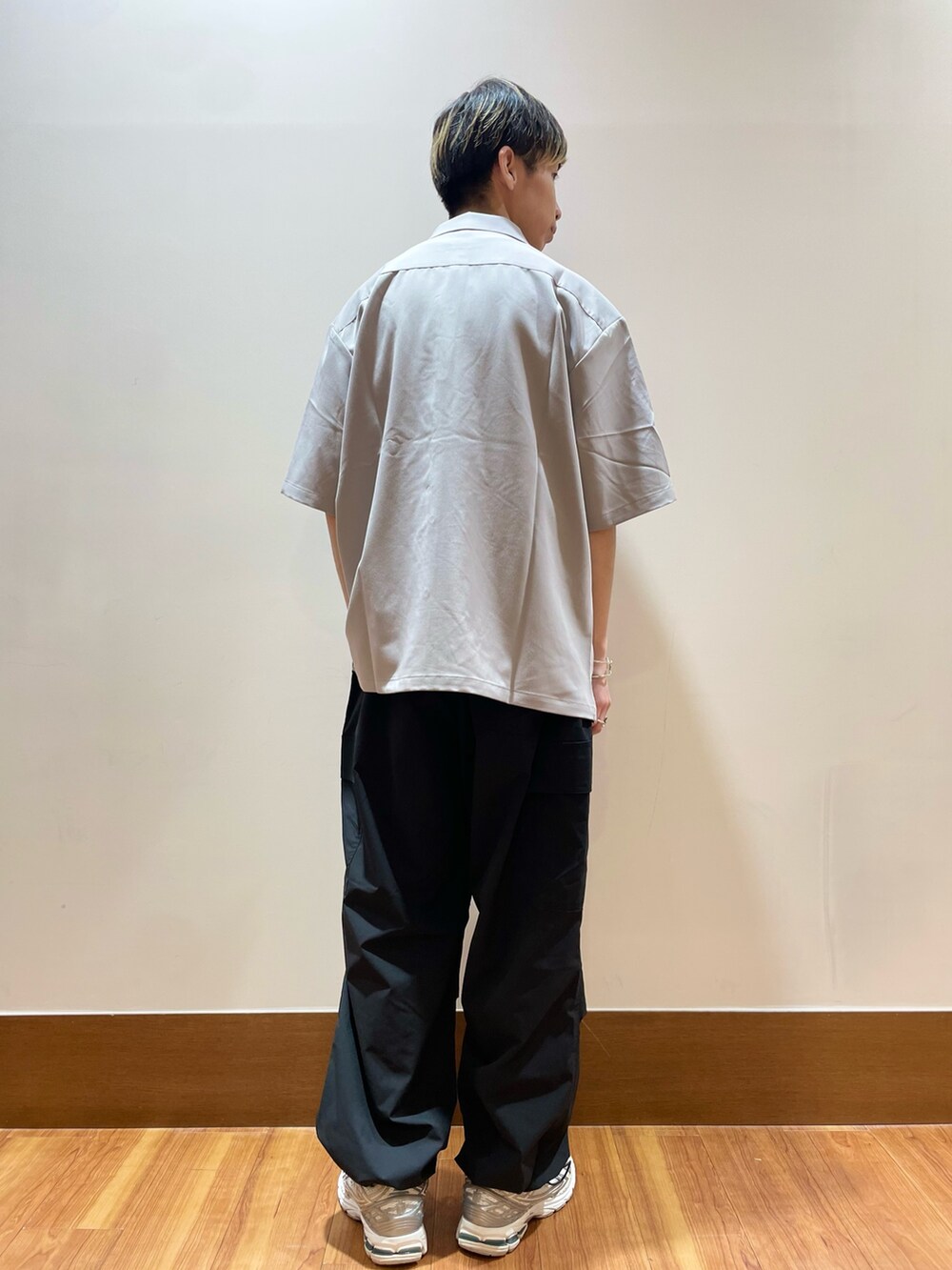 グレー系のシャツ/ブラウス、グリーン系のTシャツ/カットソー、ブラック系のその他パンツを着用したメンズの夏コーディネートの2枚目の写真