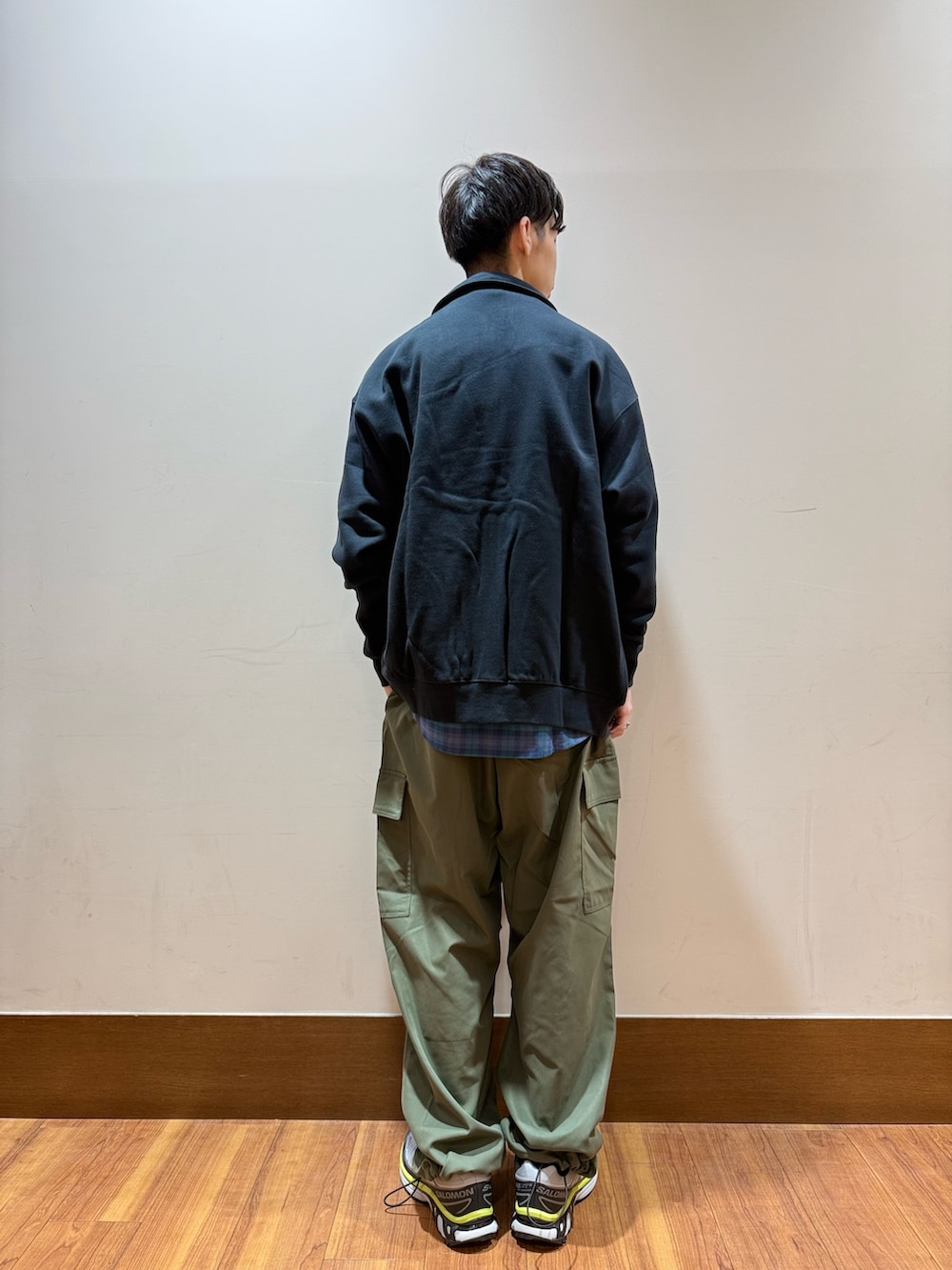 グリーン系のその他パンツ、ブラック系のブルゾン、その他のシャツ/ブラウスを着用したメンズの秋コーディネートの3枚目の写真