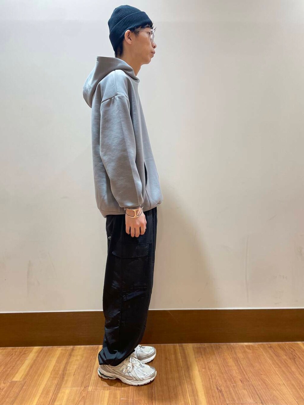 ホワイト系のTシャツ/カットソー、ブラック系のその他パンツ、グレー系のパーカーを着用したメンズの秋コーディネートの4枚目の写真