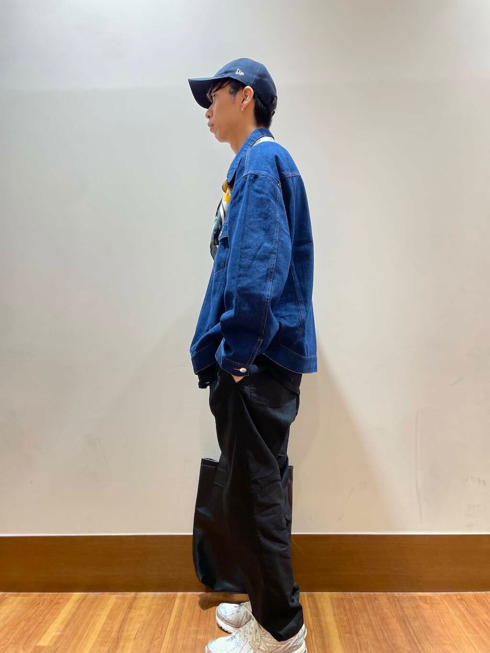 ホワイト系のTシャツ/カットソー、ブラック系のトートバッグ、ブラック系のTシャツ/カットソーを着用したメンズの夏コーディネートの2枚目の写真