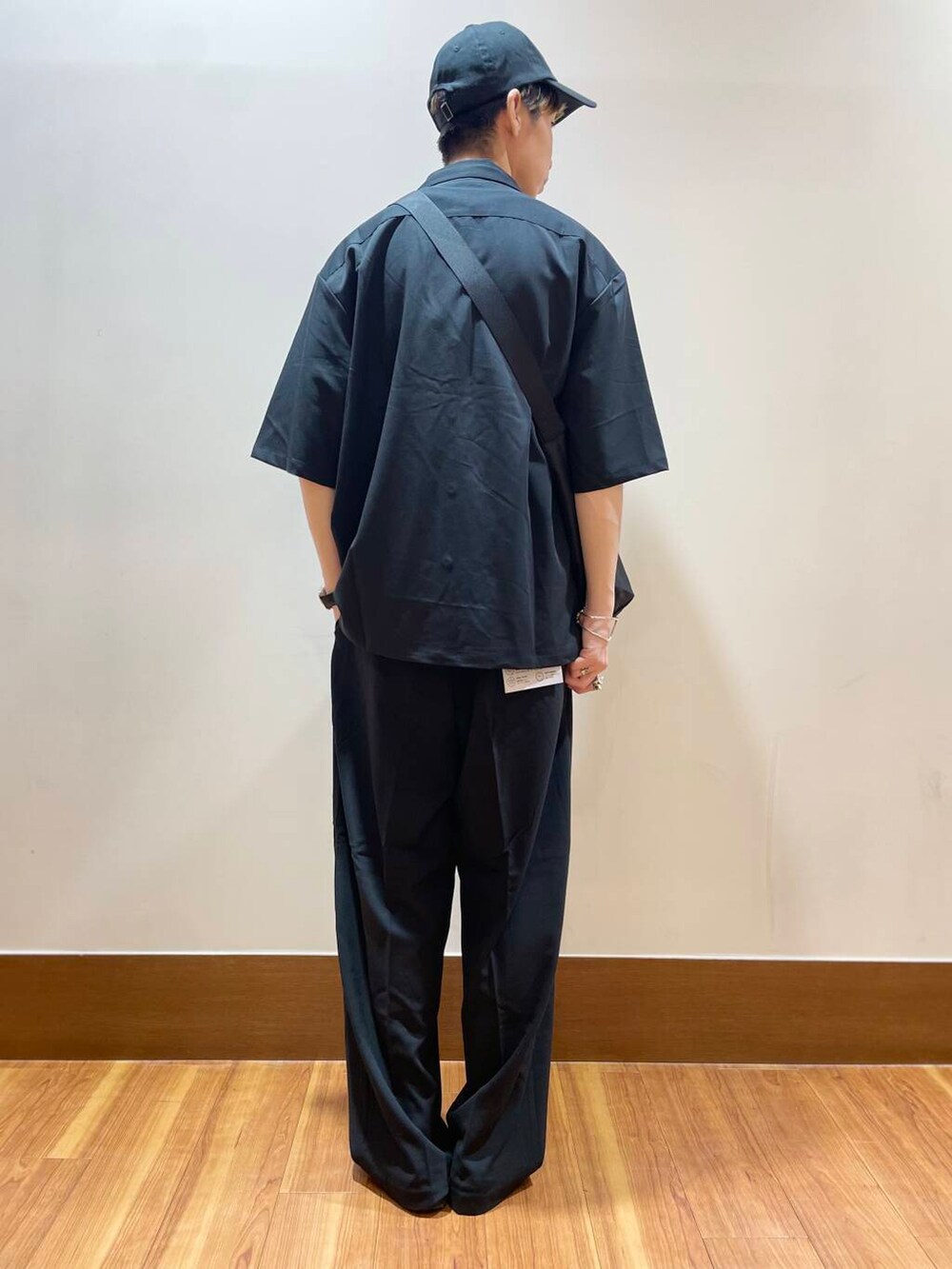 ホワイト系のTシャツ/カットソー、ブラック系のその他パンツ、ブラック系のシャツ/ブラウスを着用したメンズの夏コーディネートの3枚目の写真