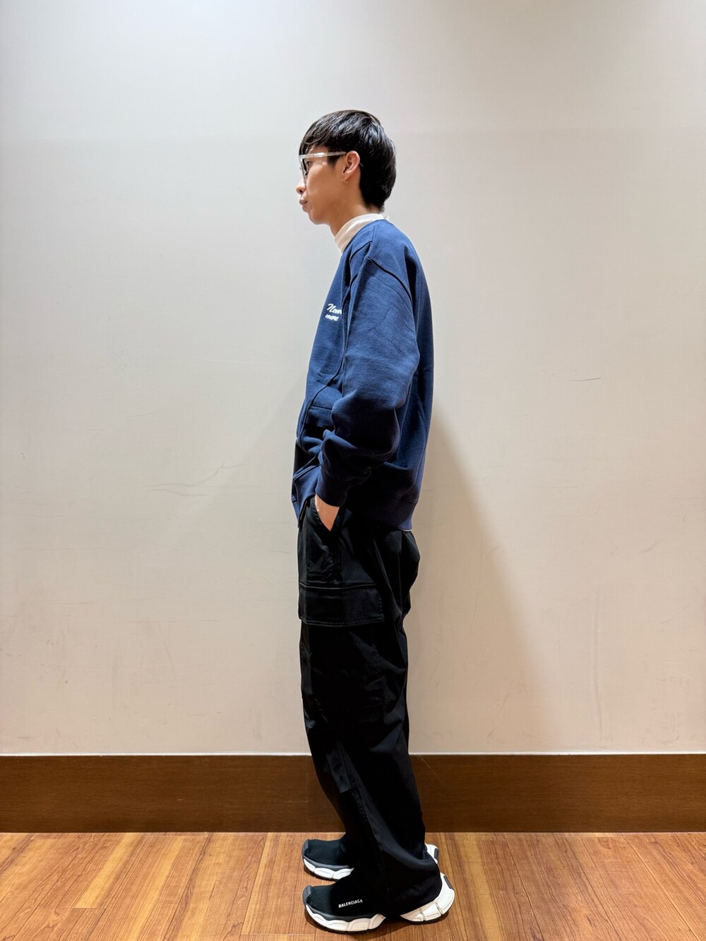 ホワイト系のTシャツ/カットソー、ブルー系のスウェット、ブラック系のその他パンツを着用したメンズの秋コーディネートの2枚目の写真