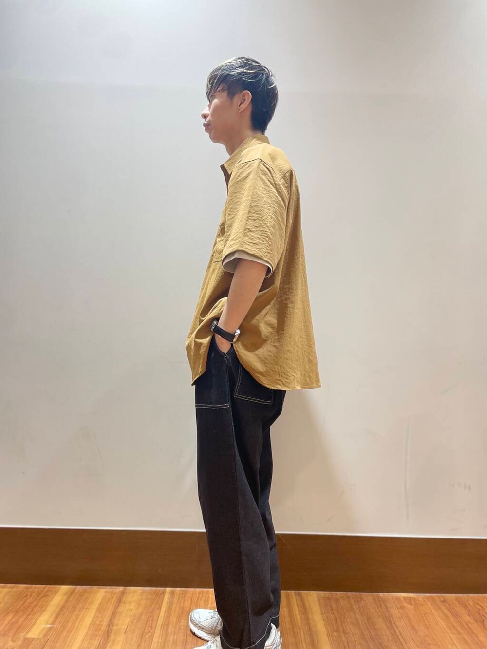 ホワイト系のTシャツ/カットソー、ブラック系のショルダーバッグ、ブラック系のデニムパンツを着用したメンズの夏コーディネートの4枚目の写真