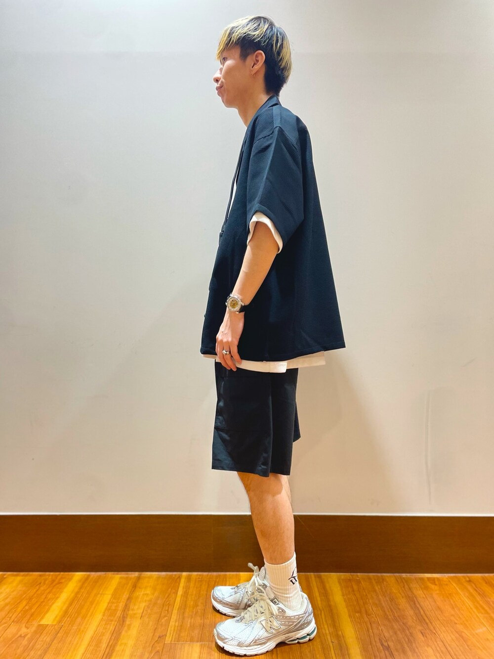 ブラック系のシャツ/ブラウス、ホワイト系のTシャツ/カットソー、ブラック系のショルダーバッグを着用したメンズの夏コーディネートの2枚目の写真