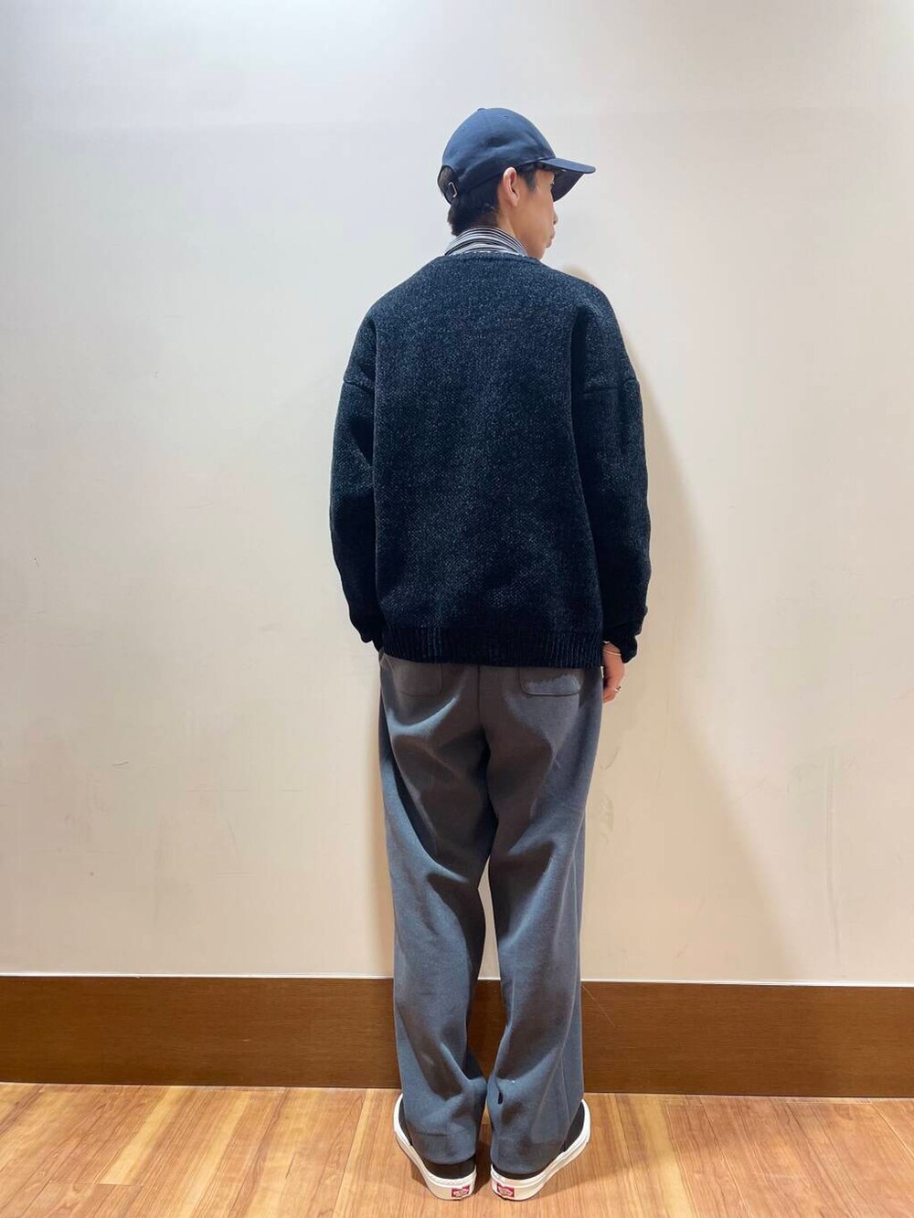 その他のTシャツ/カットソー、ブラック系のスニーカー、ブラック系のニット/セーターを着用したメンズの冬コーディネートの3枚目の写真