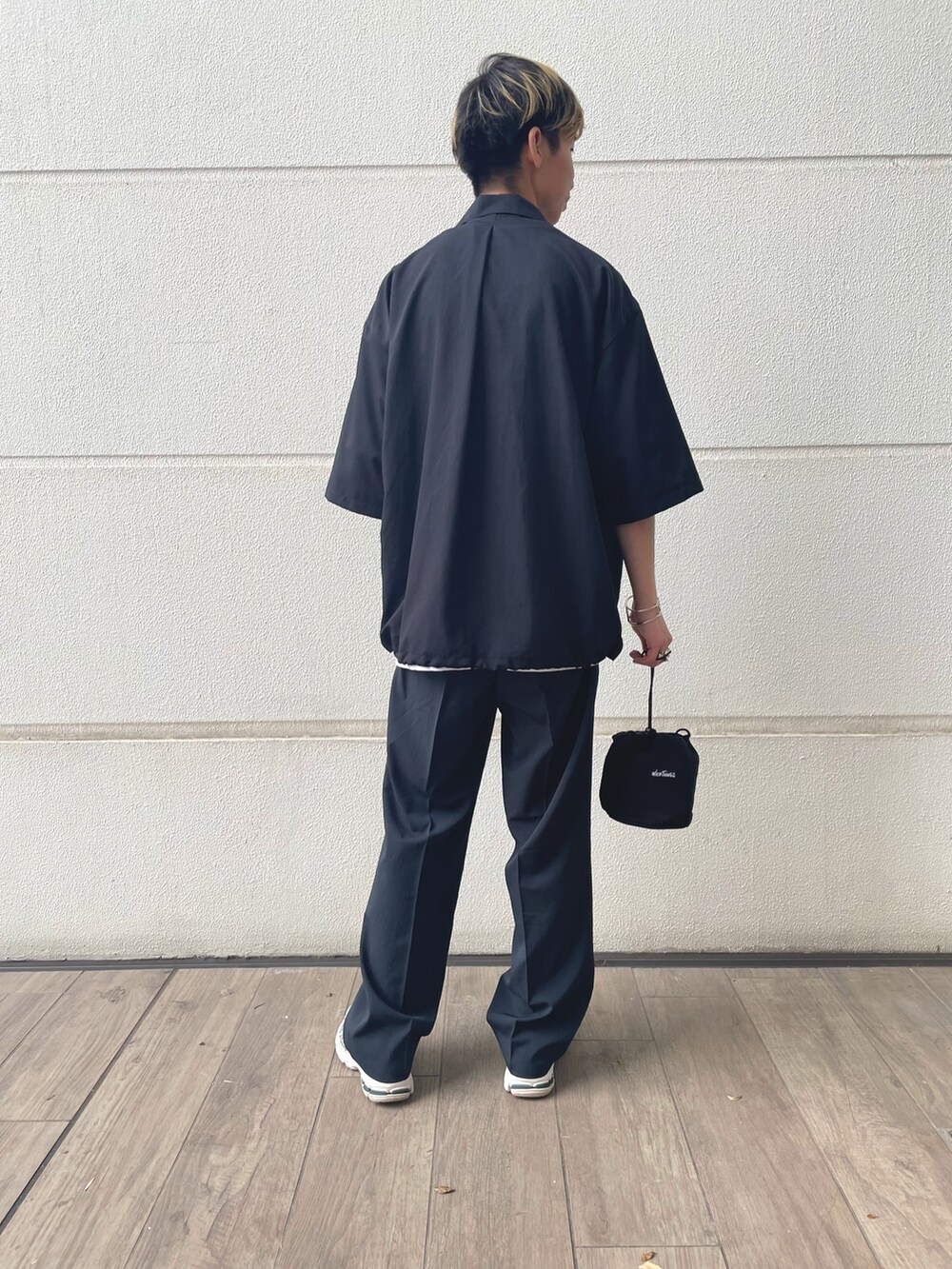 ブラック系のシャツ/ブラウス、ブルー系のその他パンツ、ホワイト系のTシャツ/カットソーを着用したメンズの夏コーディネートの2枚目の写真