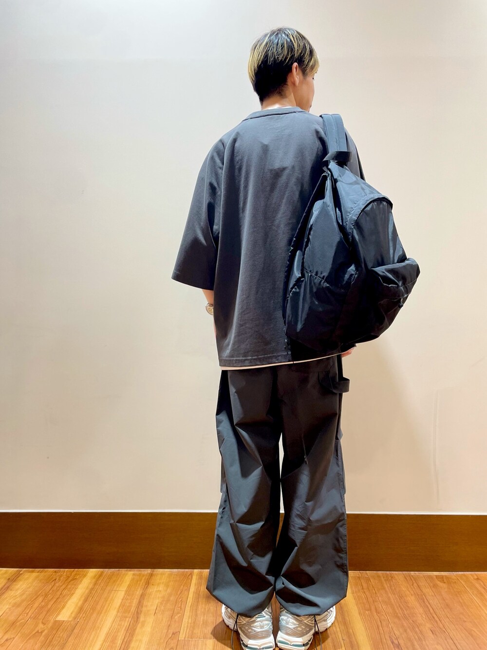 グレー系のその他パンツ、ホワイト系のTシャツ/カットソー、ブラック系のバックパック/リュックを着用したメンズの夏コーディネートの2枚目の写真