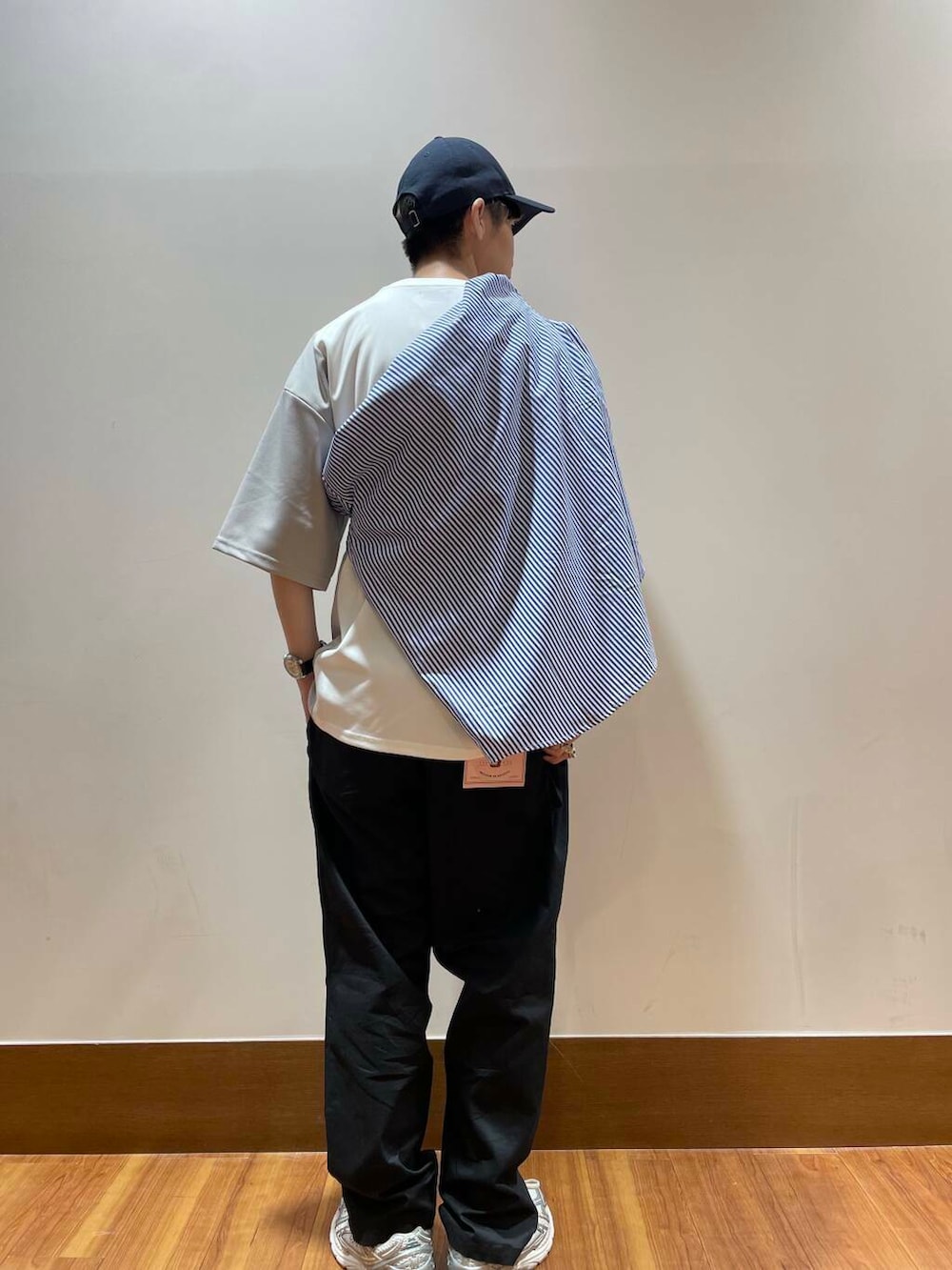 ホワイト系のTシャツ/カットソー、ホワイト系のTシャツ/カットソー、ブラック系のその他パンツを着用したメンズの夏コーディネートの3枚目の写真