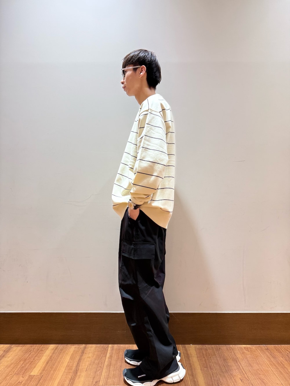 ホワイト系のニット/セーター、ブラック系のその他パンツを着用したメンズの秋コーディネートの2枚目の写真