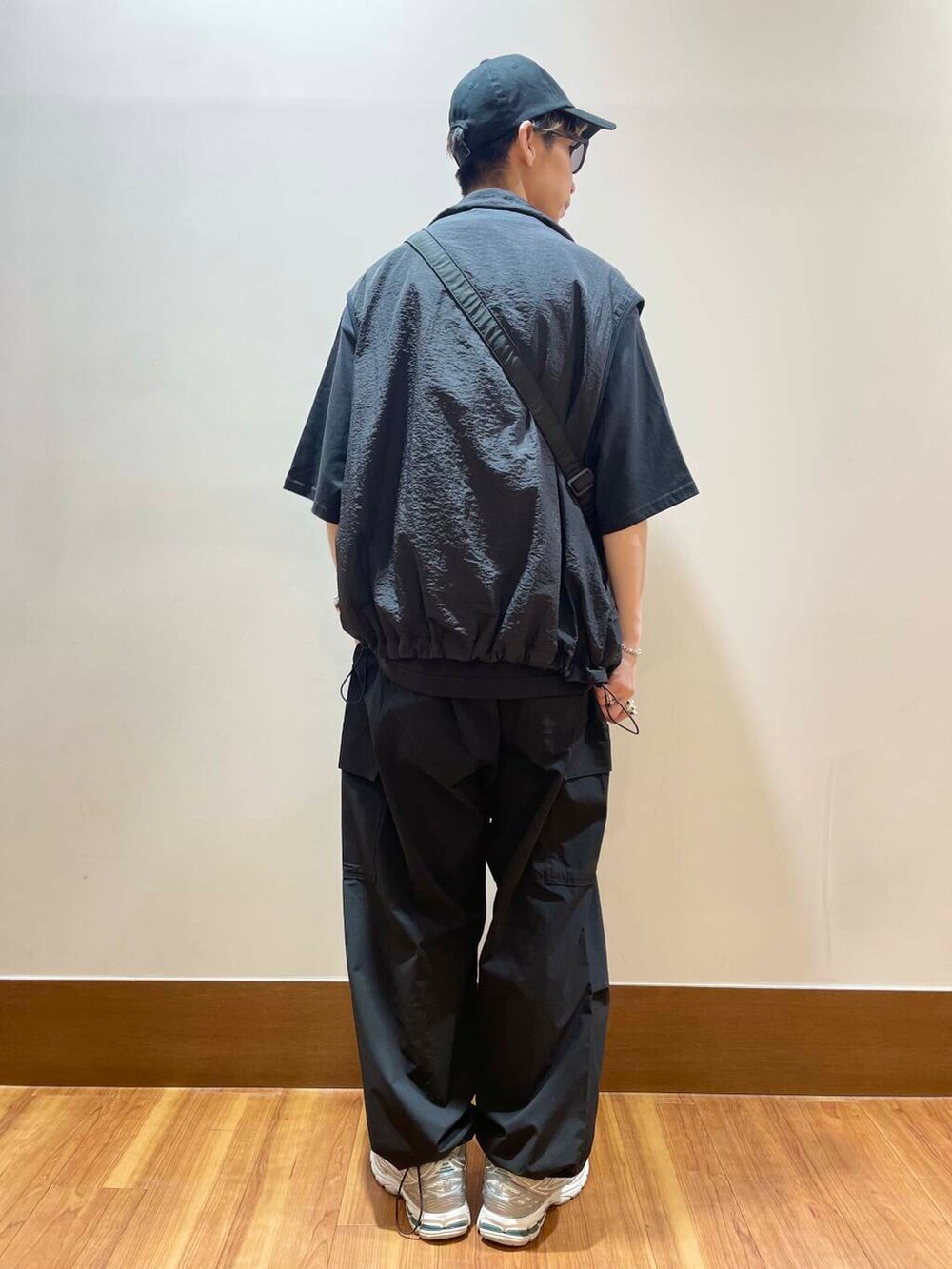 ブラック系のショルダーバッグ、ブラック系のその他アウター、ブラック系のその他パンツを着用したメンズの夏コーディネートの3枚目の写真