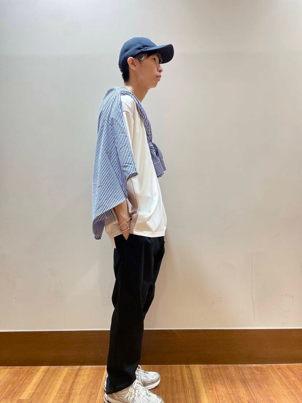 ホワイト系のTシャツ/カットソー、ホワイト系のTシャツ/カットソー、ブラック系のその他パンツを着用したメンズの夏コーディネートの4枚目の写真