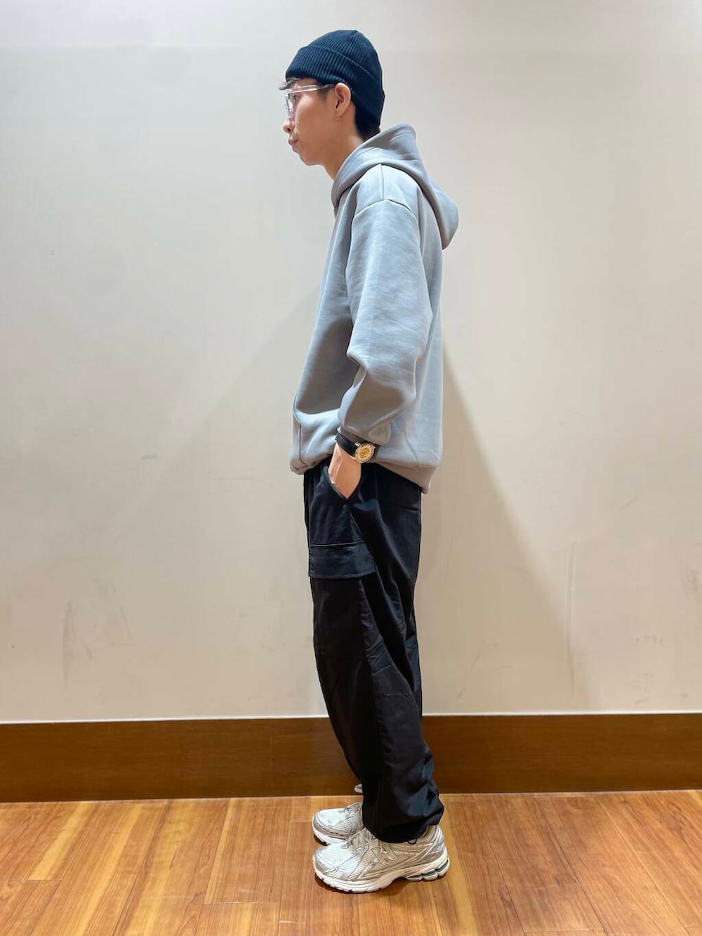 ホワイト系のTシャツ/カットソー、ブラック系のその他パンツ、グレー系のパーカーを着用したメンズの秋コーディネートの2枚目の写真