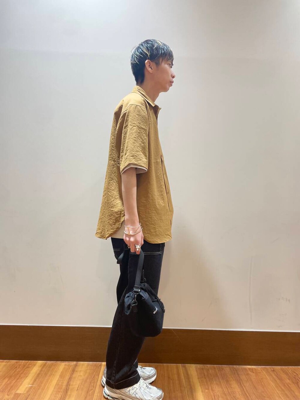 ホワイト系のTシャツ/カットソー、ブラック系のショルダーバッグ、ブラック系のデニムパンツを着用したメンズの夏コーディネートの2枚目の写真