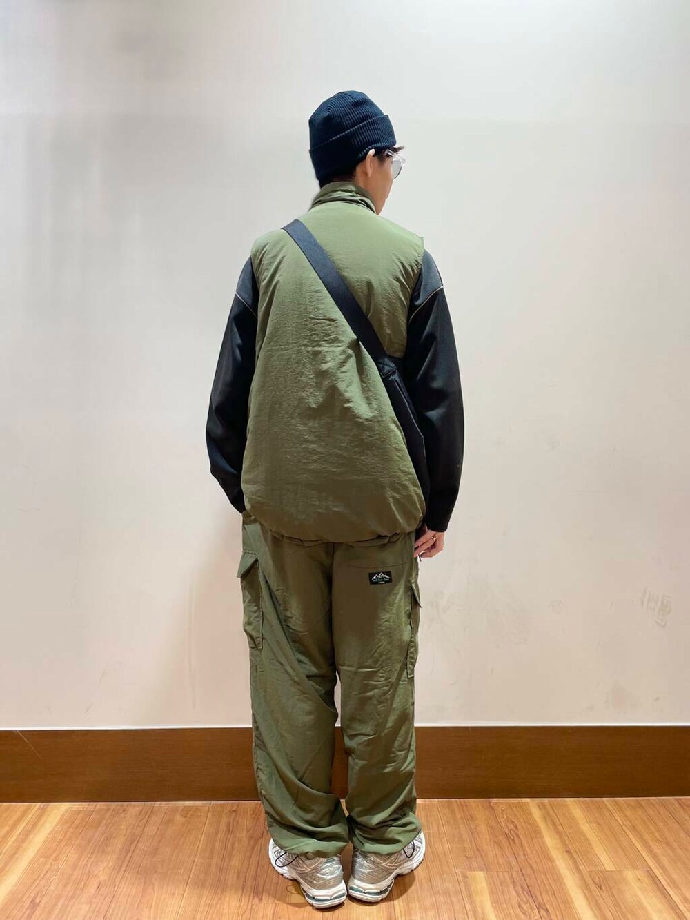 ホワイト系のTシャツ/カットソー、グリーン系のその他パンツ、グリーン系のダウンベストを着用したメンズの秋コーディネートの3枚目の写真