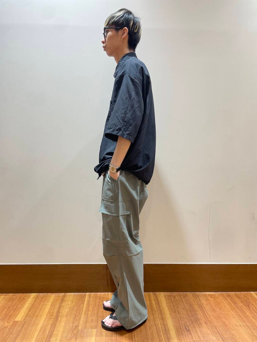 ホワイト系のTシャツ/カットソー、グレー系のその他パンツ、ブラック系のシャツ/ブラウスを着用したメンズの夏コーディネートの2枚目の写真