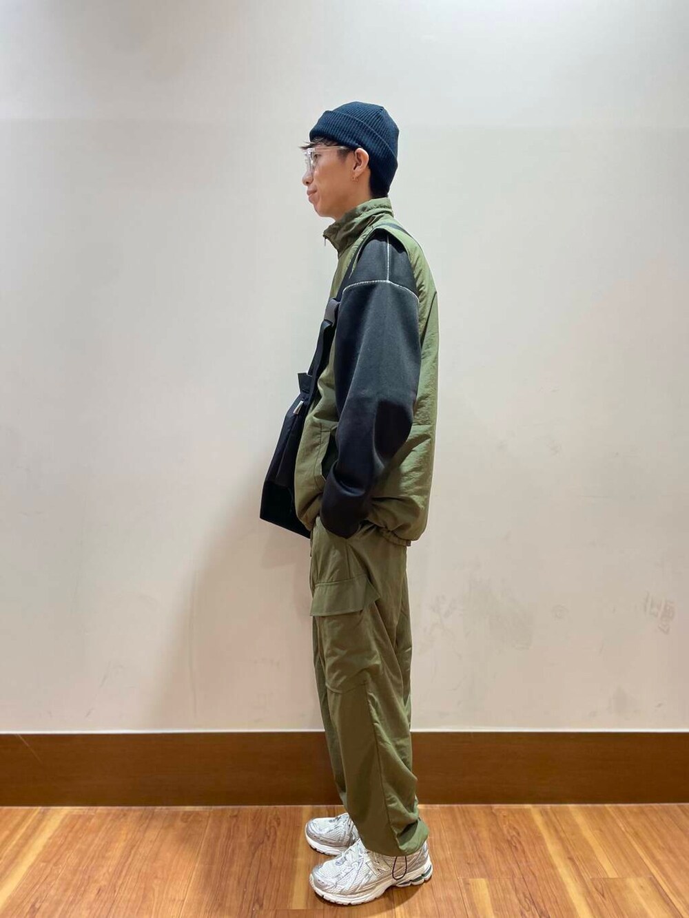 ホワイト系のTシャツ/カットソー、グリーン系のその他パンツ、グリーン系のダウンベストを着用したメンズの秋コーディネートの2枚目の写真