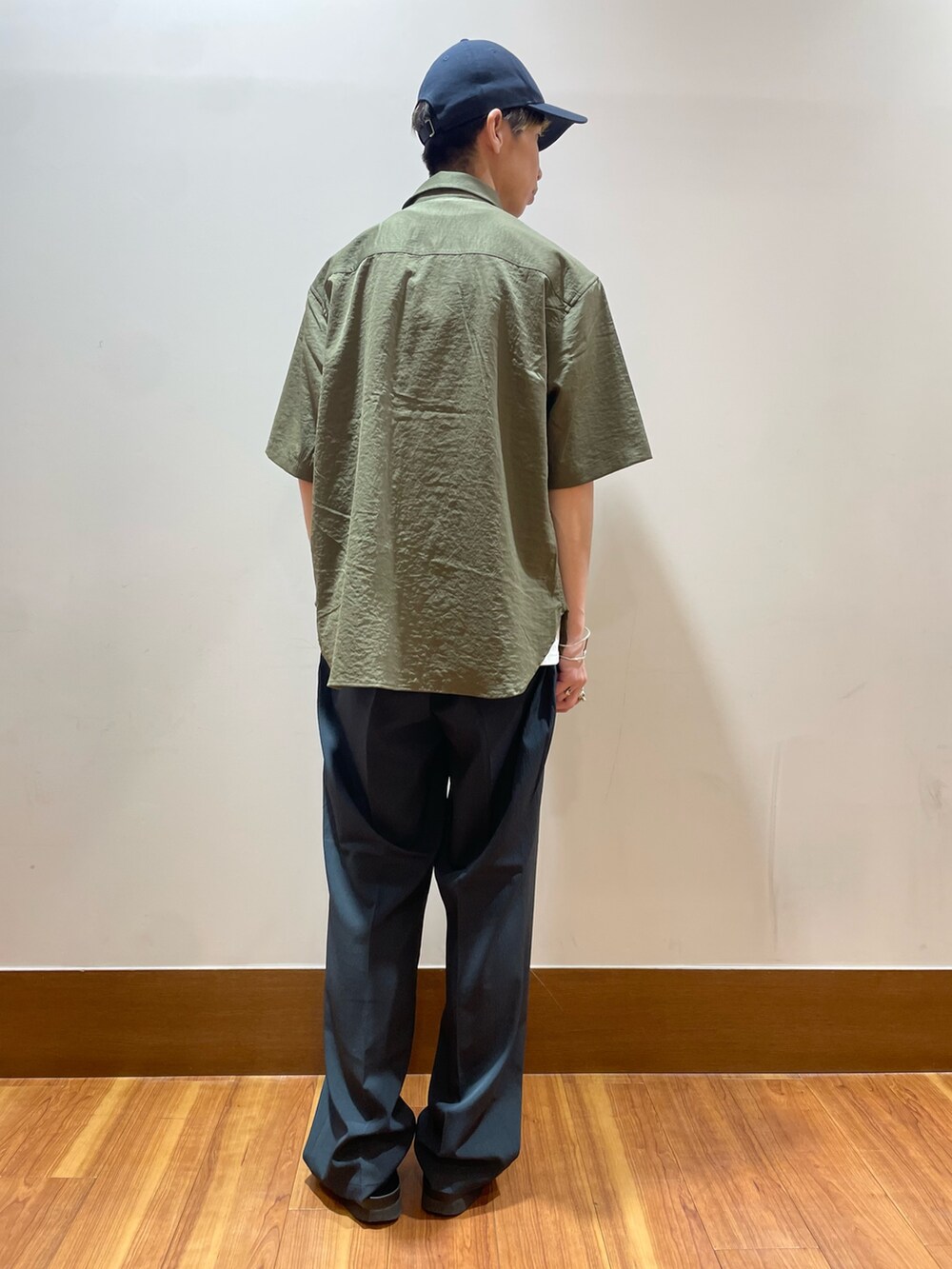 グリーン系のシャツ/ブラウス、ホワイト系のTシャツ/カットソー、ブルー系のその他パンツを着用したメンズの夏コーディネートの2枚目の写真