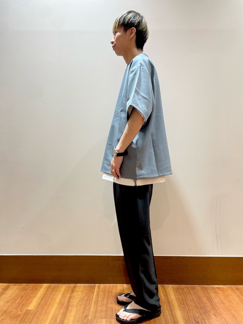 グレー系のTシャツ/カットソー、ブラック系のショルダーバッグ、グレー系のスラックスを着用したメンズの夏コーディネートの2枚目の写真