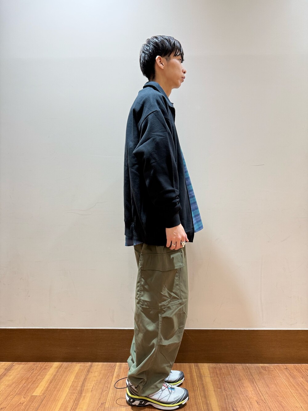 グリーン系のその他パンツ、ブラック系のブルゾン、その他のシャツ/ブラウスを着用したメンズの秋コーディネートの4枚目の写真