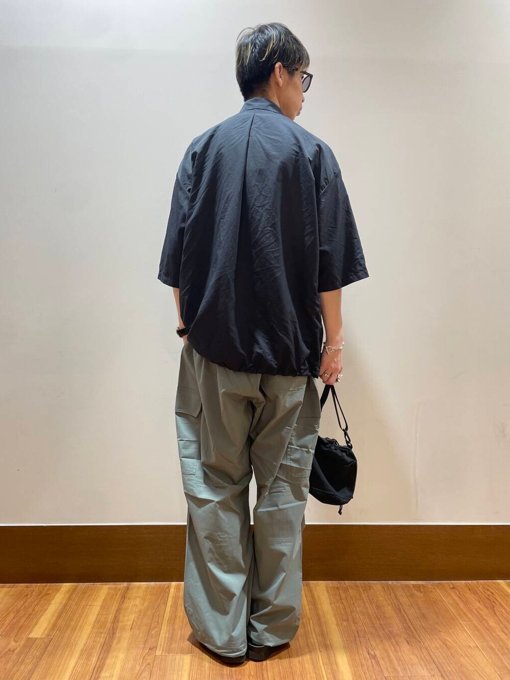 ホワイト系のTシャツ/カットソー、グレー系のその他パンツ、ブラック系のシャツ/ブラウスを着用したメンズの夏コーディネートの3枚目の写真