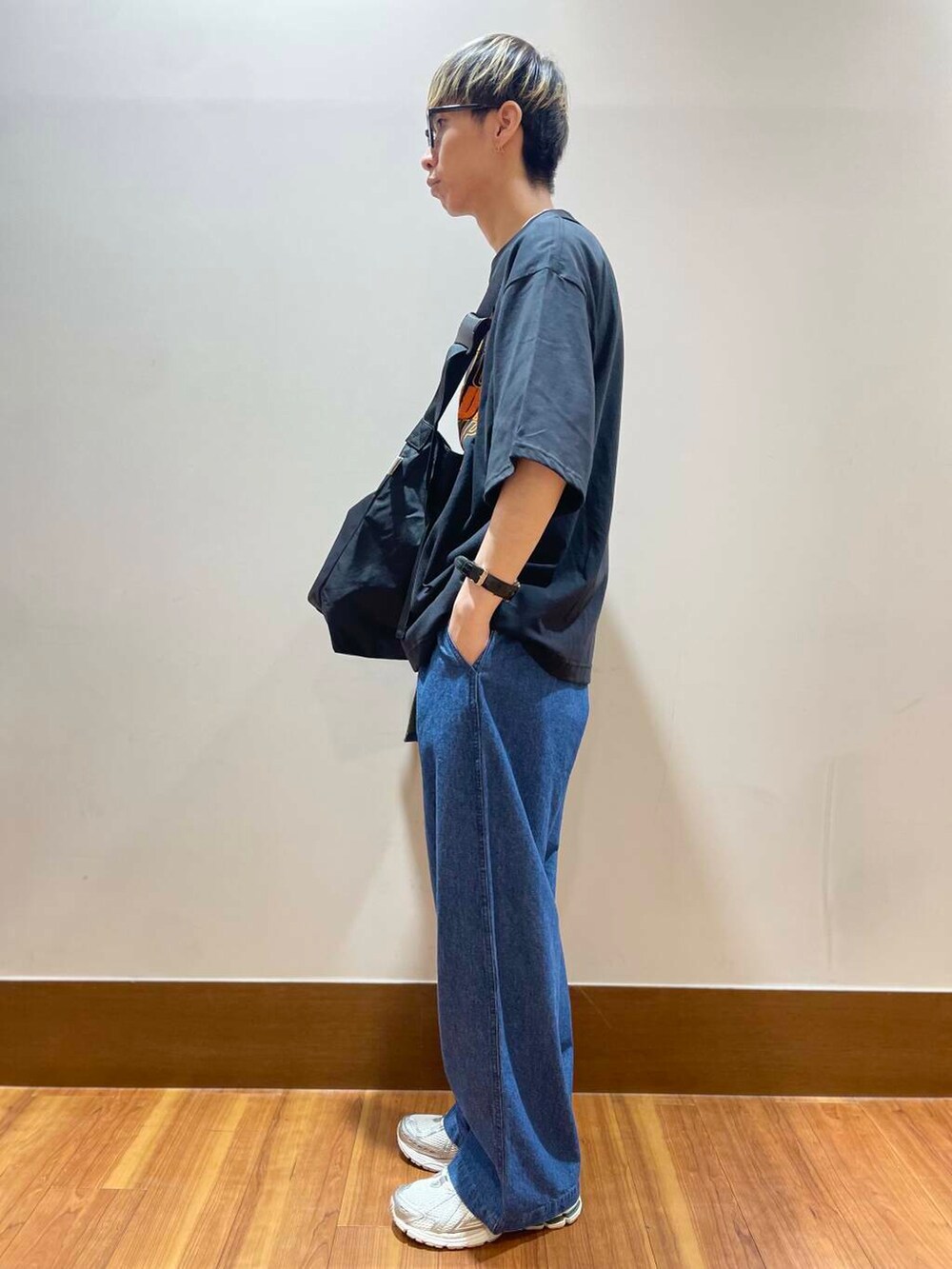 ホワイト系のTシャツ/カットソー、ブラック系のショルダーバッグ、ブラック系のTシャツ/カットソーを着用したメンズの夏コーディネートの2枚目の写真