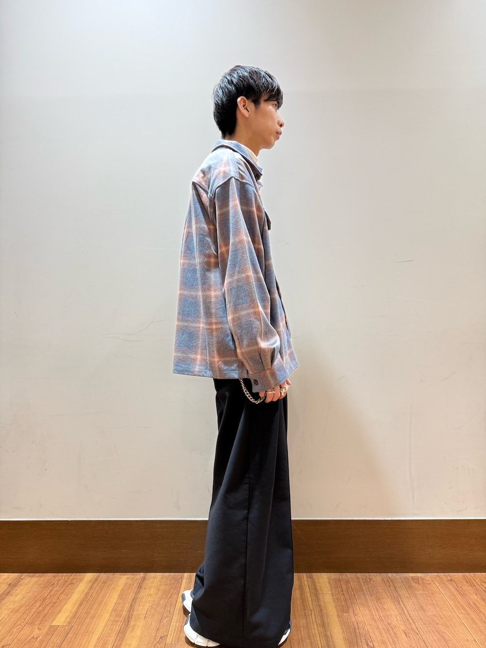 ホワイト系のTシャツ/カットソー、ブルー系のその他アウター、シルバー系のその他小物を着用したメンズの秋コーディネートの4枚目の写真