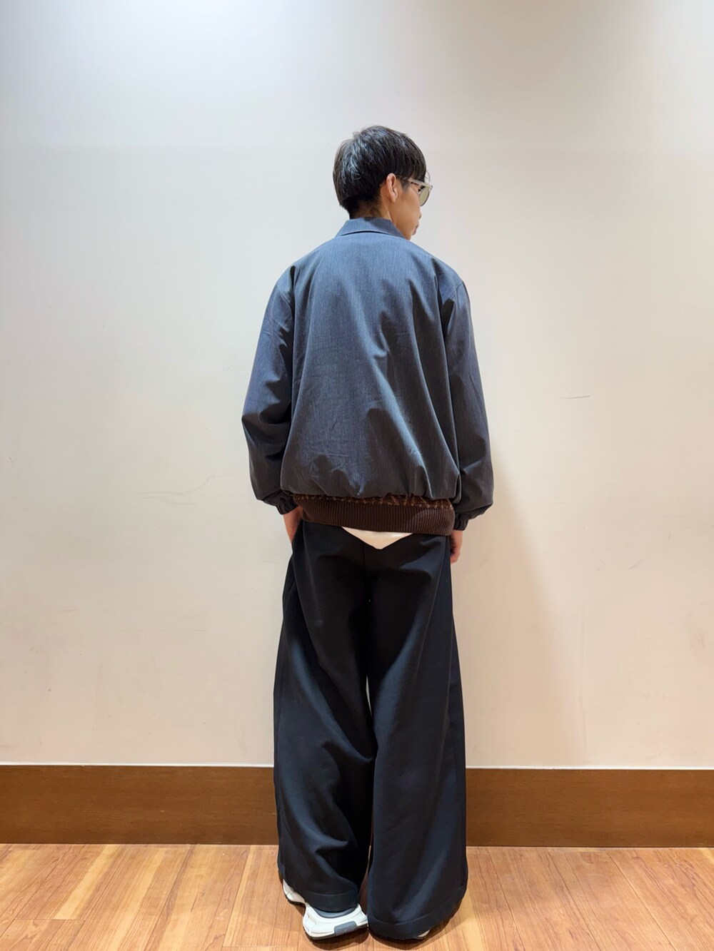 グレー系のブルゾン、ブラウン系のニット/セーターを着用したメンズの秋コーディネートの2枚目の写真