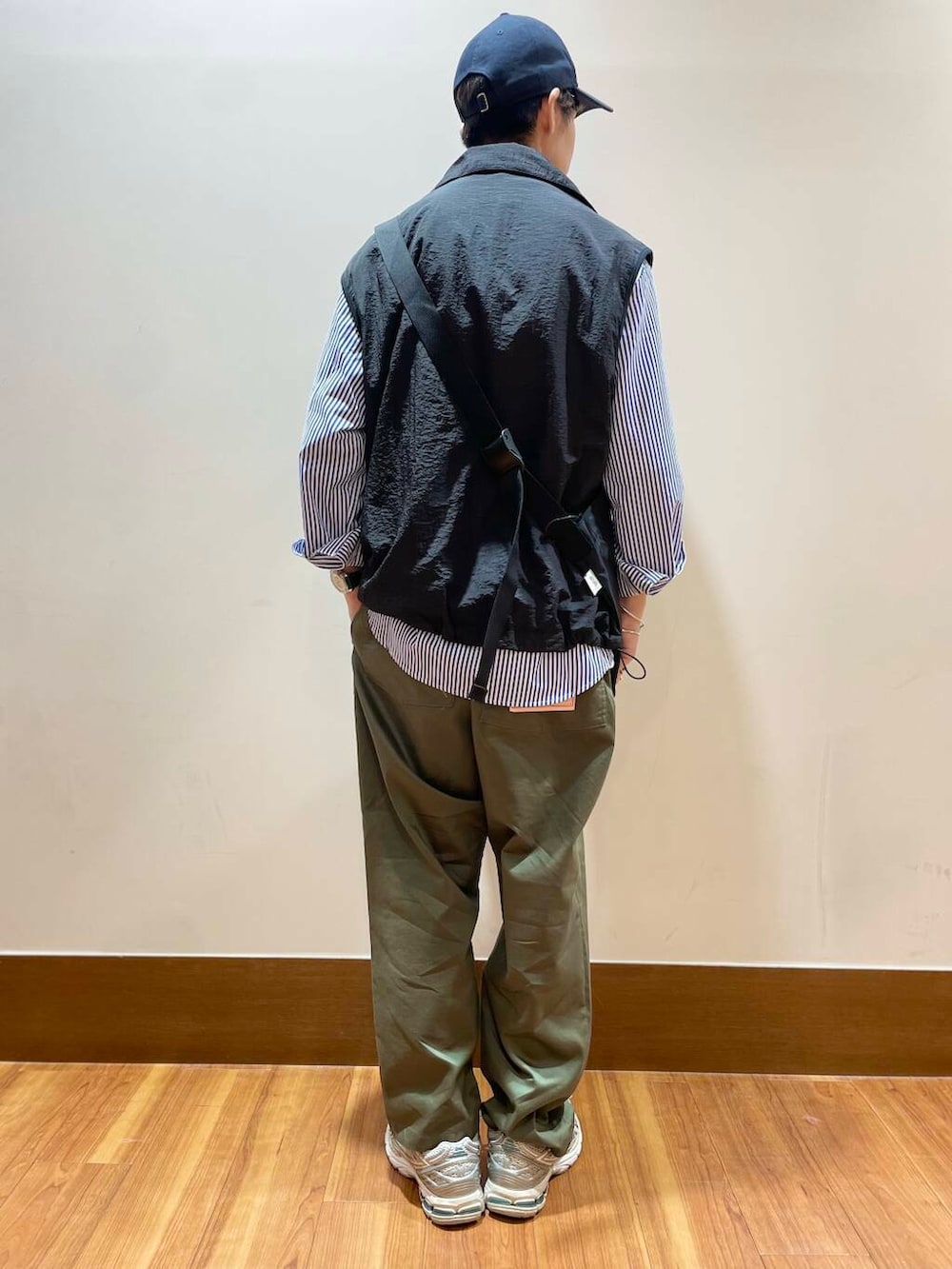 ホワイト系のTシャツ/カットソー、ブラック系のその他アウター、ブラック系のショルダーバッグを着用したメンズの夏コーディネートの3枚目の写真