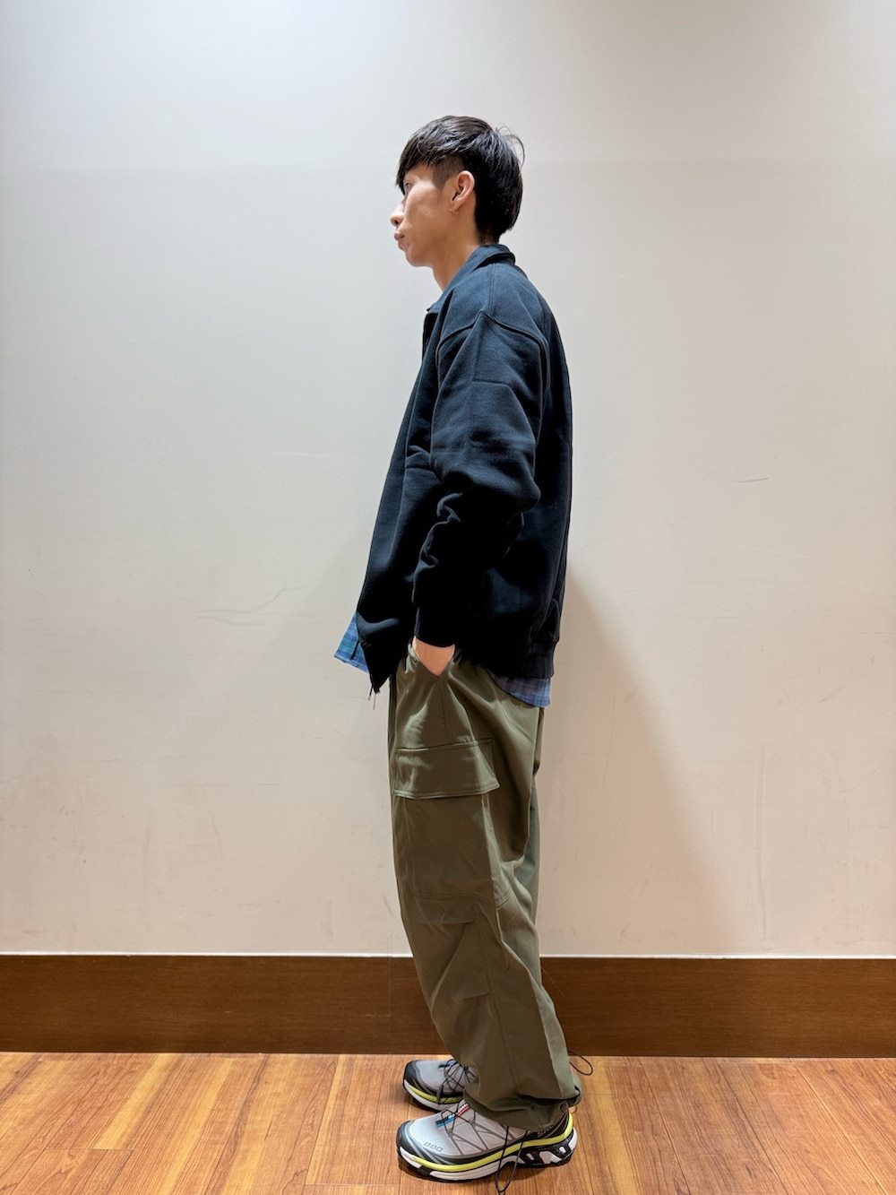 グリーン系のその他パンツ、ブラック系のブルゾン、その他のシャツ/ブラウスを着用したメンズの秋コーディネートの2枚目の写真