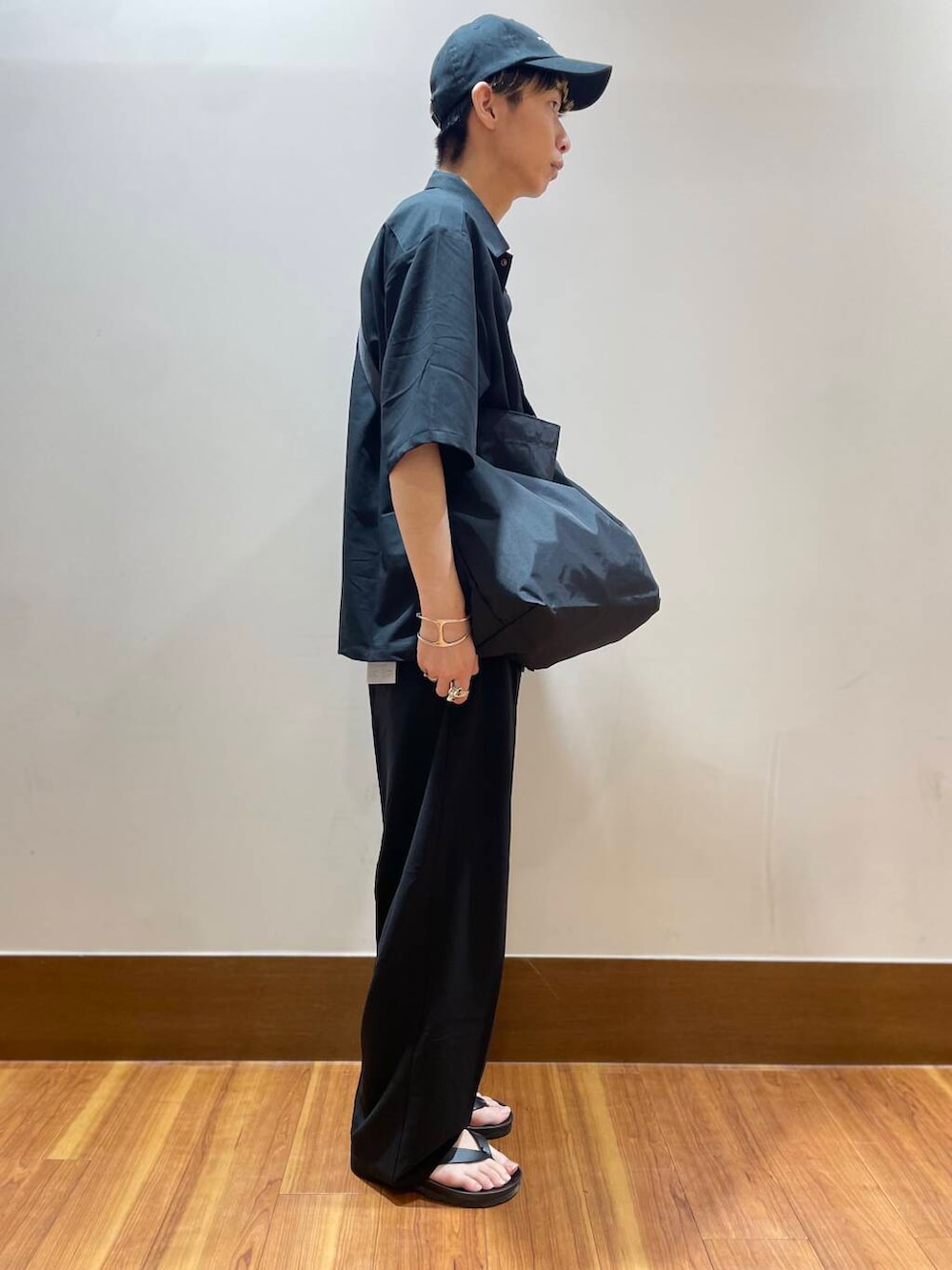 ホワイト系のTシャツ/カットソー、ブラック系のその他パンツ、ブラック系のシャツ/ブラウスを着用したメンズの夏コーディネートの4枚目の写真