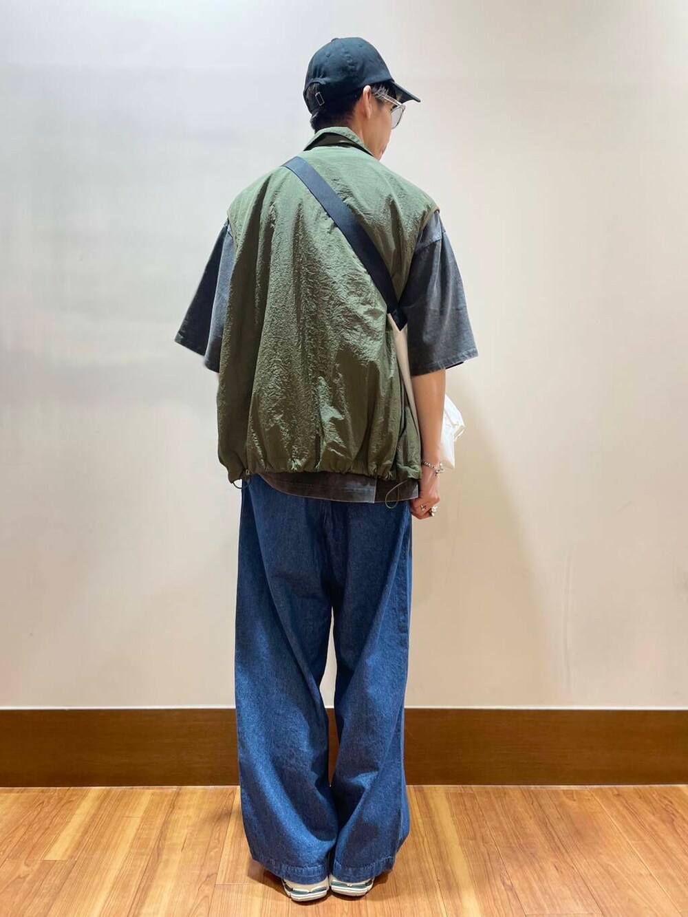 ホワイト系のTシャツ/カットソー、ホワイト系のショルダーバッグ、グリーン系のその他アウターを着用したメンズの夏コーディネートの3枚目の写真