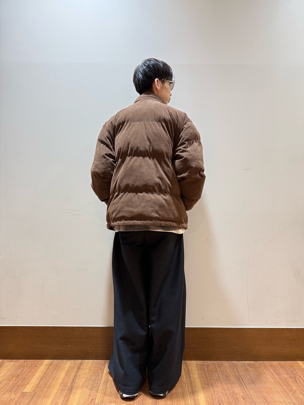 グレー系のその他アウター、ブラウン系のダウンジャケット/コート、グレー系のスニーカーを着用したメンズの秋コーディネートの2枚目の写真