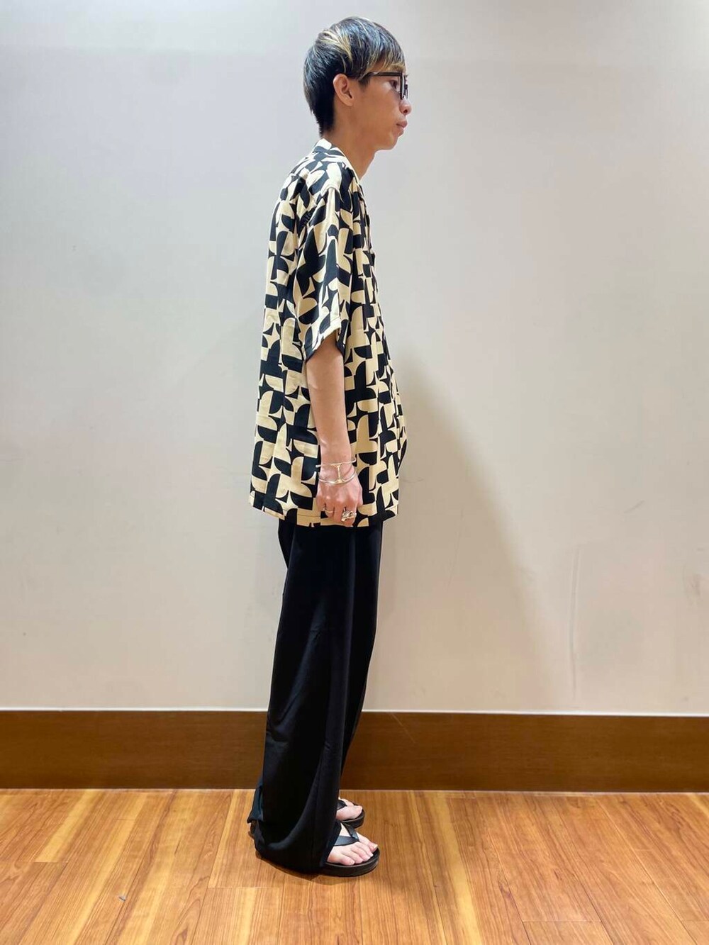 ホワイト系のTシャツ/カットソー、ブラック系のその他パンツ、その他のシャツ/ブラウスを着用したメンズの夏コーディネートの4枚目の写真