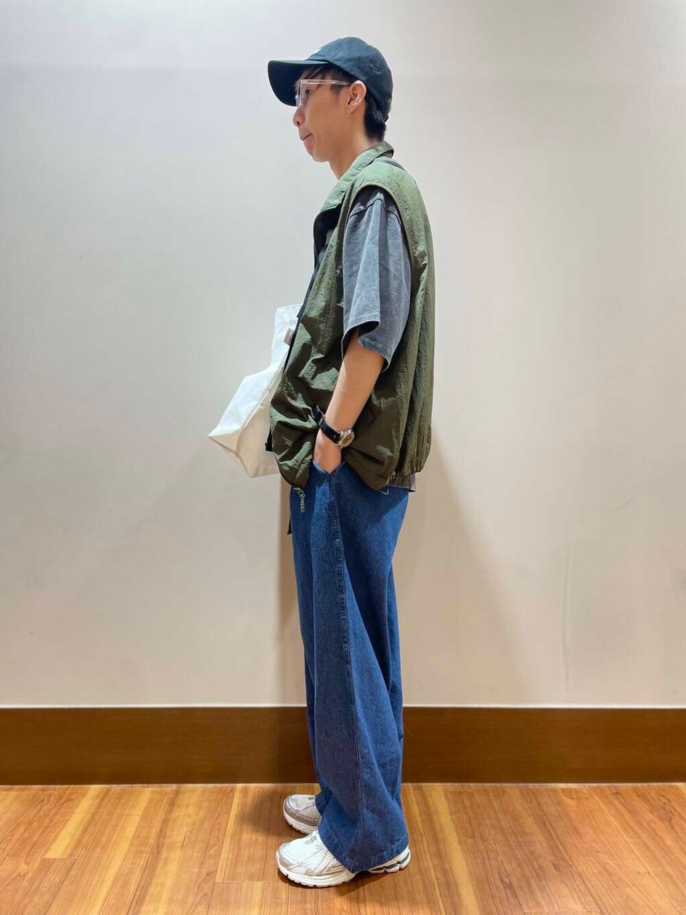 ホワイト系のTシャツ/カットソー、ホワイト系のショルダーバッグ、グリーン系のその他アウターを着用したメンズの夏コーディネートの2枚目の写真