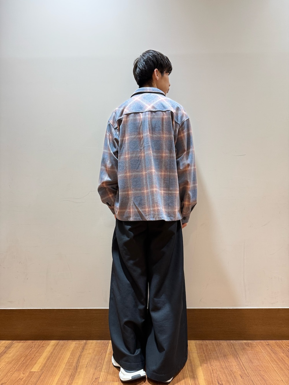 ホワイト系のTシャツ/カットソー、ブルー系のその他アウター、シルバー系のその他小物を着用したメンズの秋コーディネートの3枚目の写真