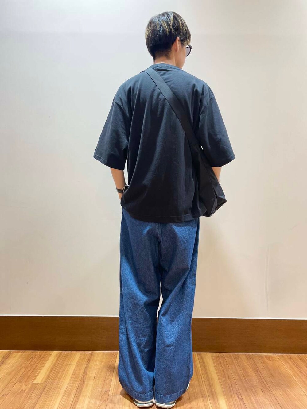 ホワイト系のTシャツ/カットソー、ブラック系のショルダーバッグ、ブラック系のTシャツ/カットソーを着用したメンズの夏コーディネートの3枚目の写真